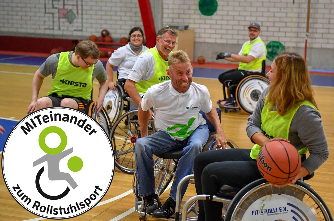 Sechs Personen, die Rollstuhlbasketball spielen