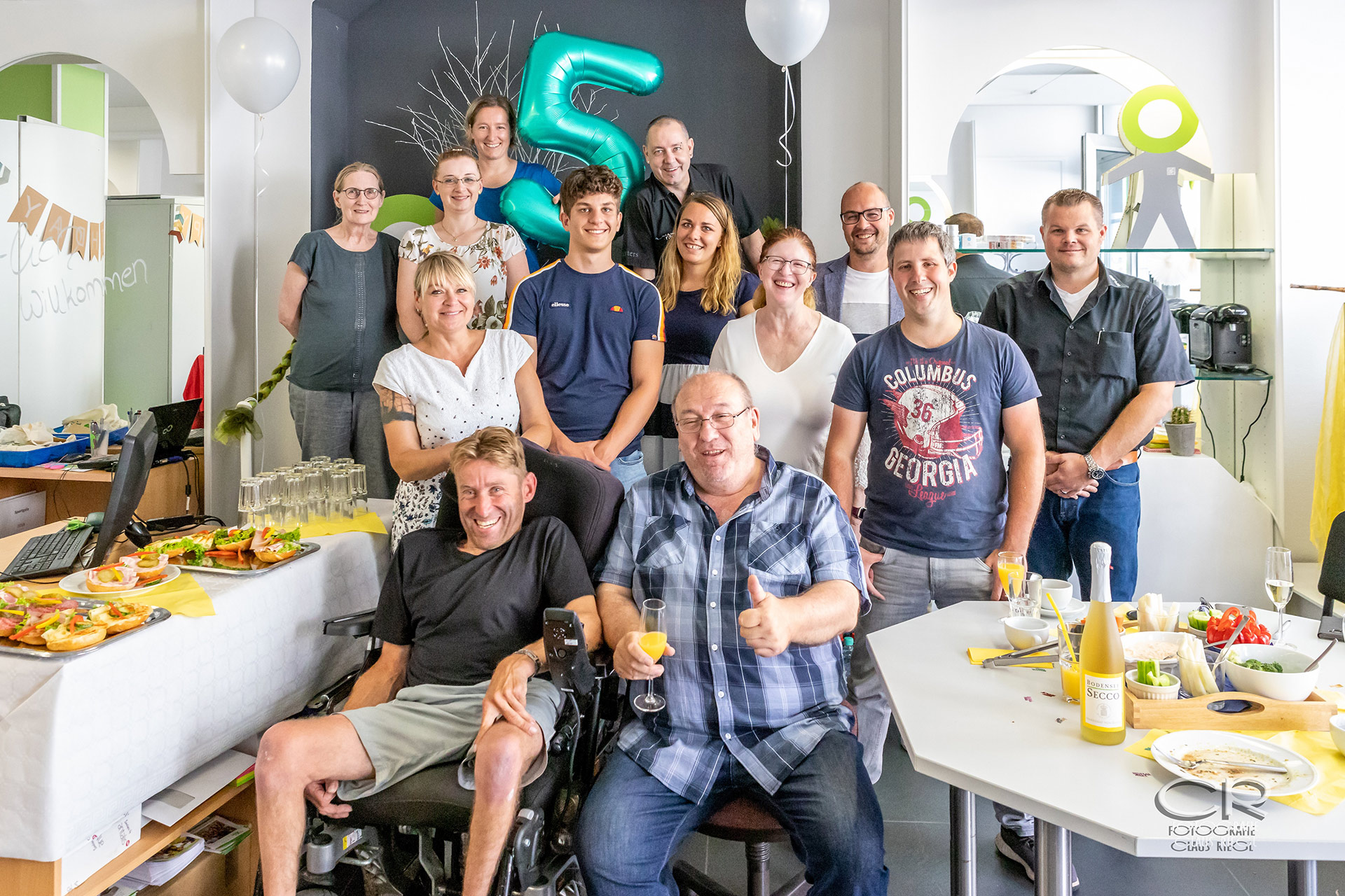 Gruppenbild der kleinen 5 Jahresfeier im goolkids-Büro