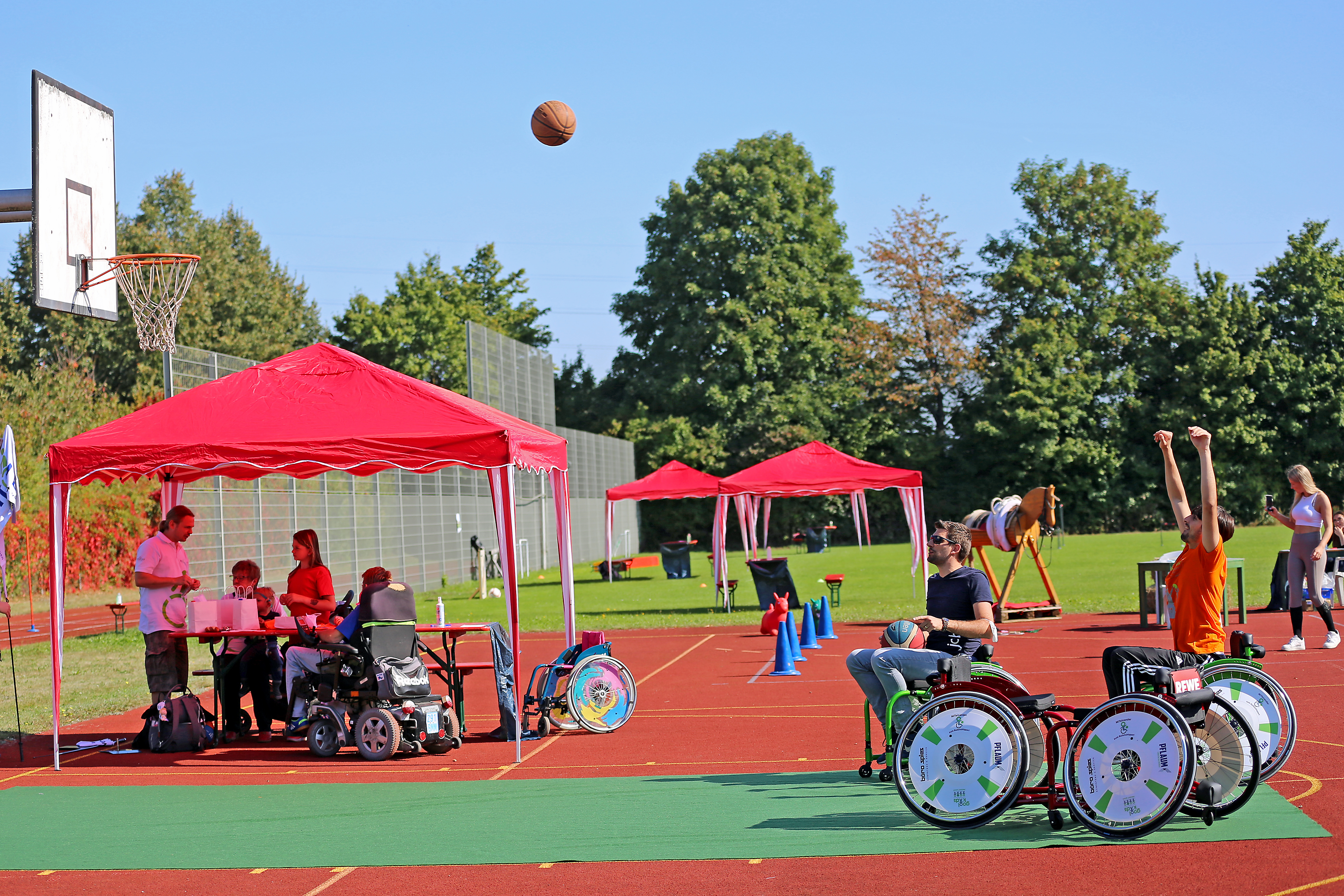 Wurf auf den Basketballkorb aus einem Rollstuhl 