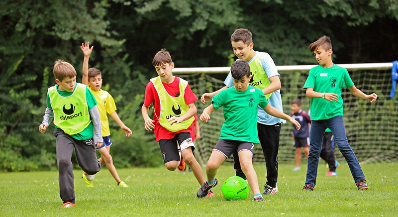 Kinder beim Fußballspielen