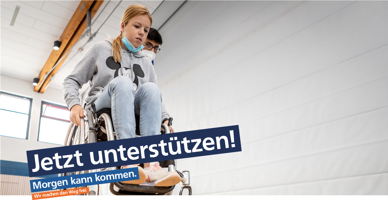 Kind im Rollstuhl. Werbetext: Jetzt unterstützen!