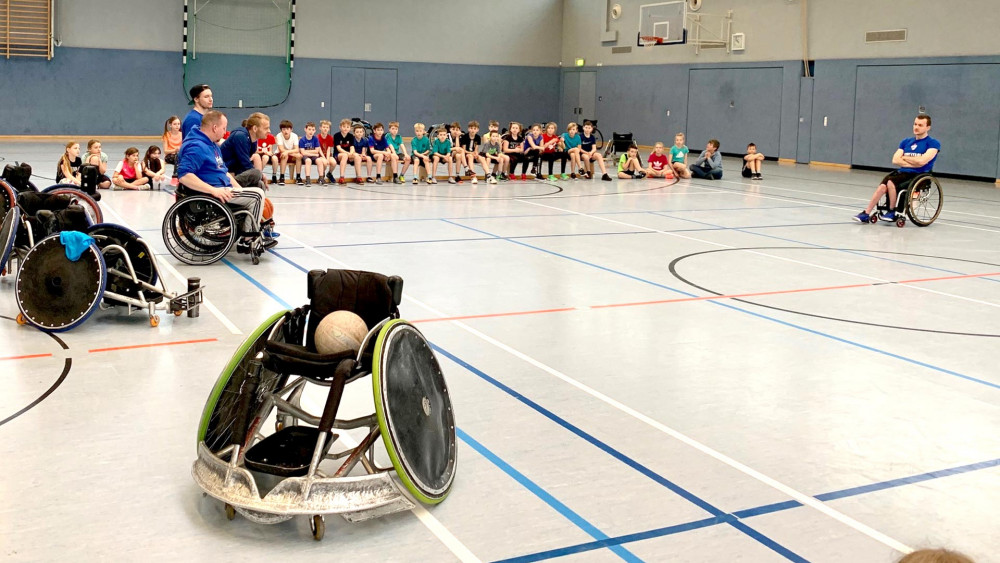 Inklusionstag in Kranichfeld, Rollstuhlbasketballer vor Schülern