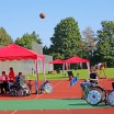 Wurf auf den Basketballkorb aus einem Rollstuhl 