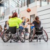 Schüler im Rollstuhl spielen Basketball