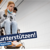 Kind im Rollstuhl. Werbetext: Jetzt unterstützen!