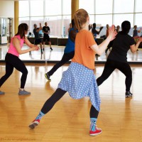 Gruppe Menschen beim Zumbatanzen