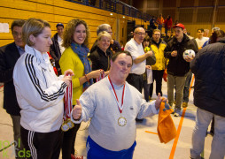 glücklicher Spieler mit Medaille und Sieger-Tshirt