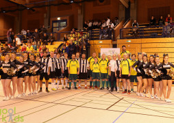 Gruppenbild vor dem Promi-Fußballspiel