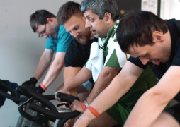 Philipp, Jimmy und Alex auf dem Trimm-Dich-Fahrrad