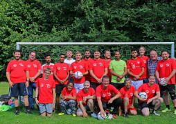 Teamfoto mit den neuen roten Teamshirts