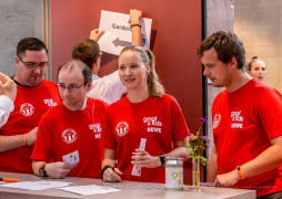 Nadine, Andy, Richard und Christian am Eingang zur Sportgala 2019