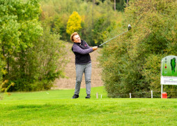 Spielerin schaut ihrem Ball hinterher