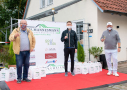 Die Herren Lückenmeier, Zenglein und Bartsch mit Sektglas auf dem rotem Teppich 