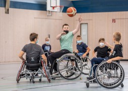 Schüler beim Rollstuhlbasketball
