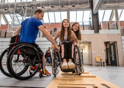 Schüler überwinden im Rollstuhl Hindernisse