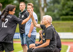 Angelique klatscht nach dem Auswechseln die Trainer ab