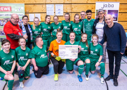 Scheckübergabe vom Team Jura Girls an goolkids