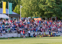 Volle Tribüne in Wildensorg