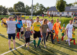 Einlauf der Mannschaften mit Kindern