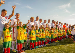 Alle Spieler und Einlaufkinder winken zu den Zuschauern