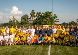 Gruppenbild mit allen Spielern und Schiedsrichtern