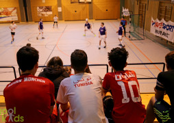 Blick von der Tribüne auf das Spiel