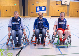 Abgeordneter Schwarz mit Florim Gashi und Christian vom Lebenshilfeteam im Rollstuhl 