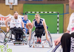 Kampf um den Ball im Sportrollstuhl