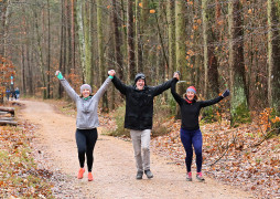 Philipp läuft mit Yvonne und Edyte im Wald
