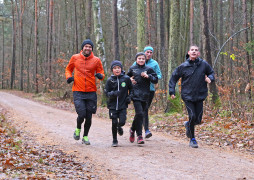 Familie Dorn mit Maximilian beim Laufen im Wald