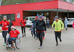 Start zum Laufen in den Wald - Lena fährt vorne dran mit ihrem Rolli