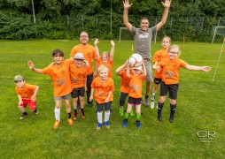 Kinder springen begeistert in die Luft