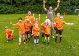 Kinder springen begeistert in die Luft