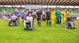 Gemeinsames Einlaufen aller Spieler hinter den Rollstuhlfahrern