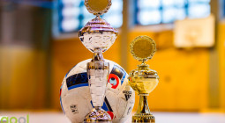 Siegerpokale für Fairnesspreis und bestem Torwart mit dem Spielball