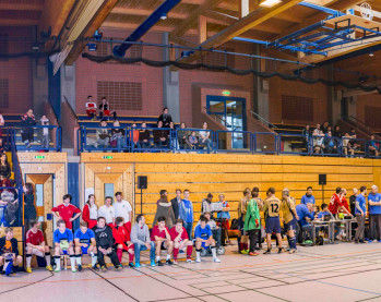 Blick auf Tribüne oben und Spielerbänke unten